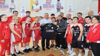 Sultangazi Belediye Başkanı Dursun, Down Sendromlular Basketbol Milli Takımı ile buluştu