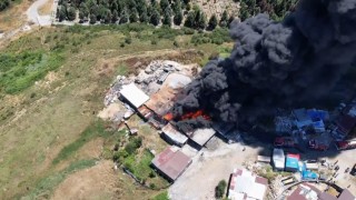 Sultangazide 2 hafta önce yanan plastik eşya deposundan yeniden alevler yükseldi