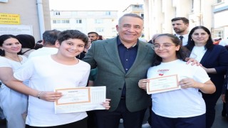 Sultangazide Başkan Dursun, öğrencilerin karne heyecanına ortak oldu