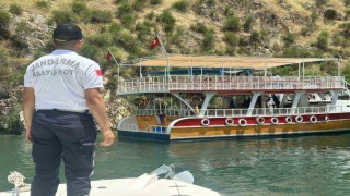 Sürüklenen teknedeki turistleri jandarma tahliye etti