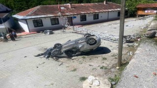 Takla atan otomobil aydınlatma direğine çarptı: 1 yaralı