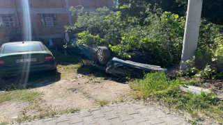 Takla atıp bahçeye devrilen otomobilin sürücüsü yaralandı