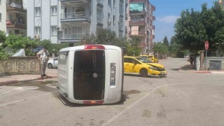 Taksi ile çarpışan hafif ticari araç yan yattı: Sürücünün burnu bile kanamadı