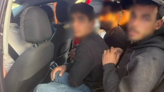 Taksiyle göçmen kaçıran insan tacirleri polisten kaçamadılar