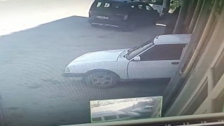 Tamir etmek istediği otomobilin altında kaldı
