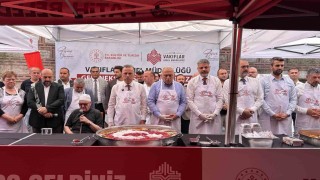 Tarihi Mısır Çarşısında 20 bin kişilik aşure ikramı