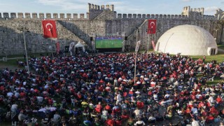 Tarihi Yedikule Hisarında milli takıma destek