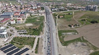 Tatil bitti, yoğunluk bitmedi: 43 ilin geçiş noktasında dönüş trafiği yaşandı
