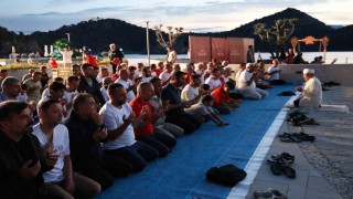 Tatilciler Milli Takıma destek için sahilde buluştu
