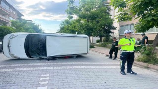 Tavşanlıda otomobil yan yattı: 2 yaralı