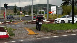 Tavşanlıda otomobille çarpışan motosikletli yaralandı