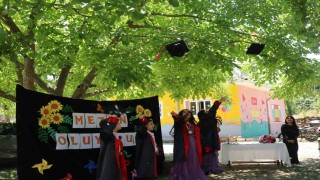 Tek öğretmenli okulun öğrencileri mezuniyet sevinci yaşadı