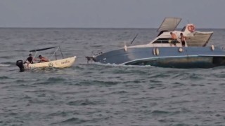 Teknede mahsur kalanları kurtarmak için giden balıkçı teknesi de arızalandı