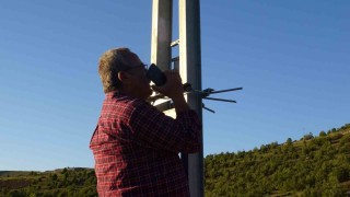Telefon çekmeyen mezrada vatandaşlar elektrik direğine çıkıyor