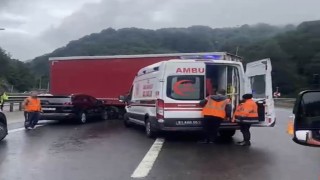TEM Otoyolunda tırdan ayrılan dorseye otomobil çarptı: 2 yaralı