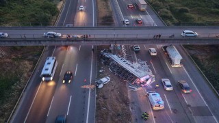 TEMde halı yüklü tır ile otomobil çarpıştı: 6 yaralı