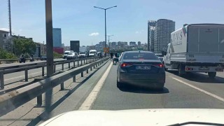 TEMde para götüren motokurye düştü, yola saçılanları vatandaşlar topladı
