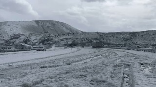 Tendürek Geçidinde dolu yağışı kışı aratmadı