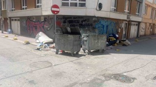 Tepebaşındaki sokaklarda çevre ve görüntü kirliliğine sebep olan çöpler