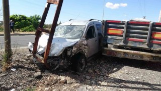 Ters yönden giden hafif ticari araç direğe çarptı: 1 yaralı