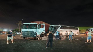 Tır ile işçi servisi çarpıştı: 12 yaralı