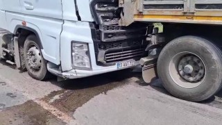 Tırlar çarpıştı facianın eşiğinden dönüldü