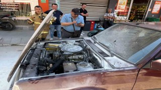 Tofaş aracın motor kısmında çıkan yangın büyümeden söndürüldü