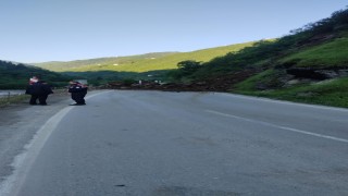 Trabzon-Bayburt karayolu heyelan nedeniyle ulaşıma kapandı