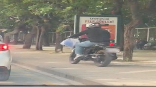Trafiği beklememek için kaldırımdan yoluna devam etti
