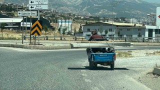 Trafikte beklerken motosiklet üzerinde oynamaya başladı