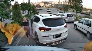 Trafikte yol kesip tepki gösteren sürücü kamerada
