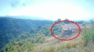 Traktör altında kalan çiftçinin hayatını kaybettiği kaza anı güvenlik kamerasında