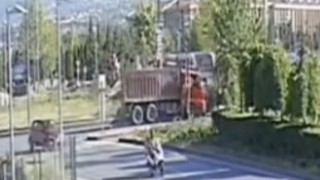 Tramvay ve kamyonun çarpıştığı kaza kamerada