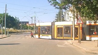 Tramvaydan tutunarak paten kayan çocukların tehlikeli yolculuğu