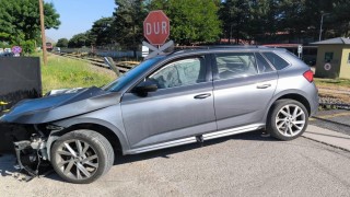 Trenin çarptığı otomobilin sürücüsü yaralandı