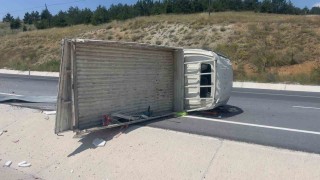 Tuğla yüklü kamyonet devrildi: 4 yaralı