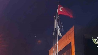 Türk bayrağı ile ay ve yıldız aynı karede