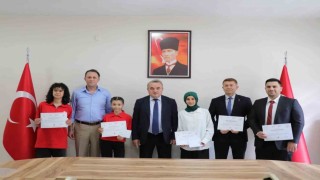 Türkiye derecesi elde eden öğrencilere başarı belgeleri verildi