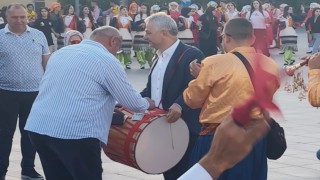 Türkiye Halk Oyunları Federasyonu Başkanı davul çalarak bahşiş topladı