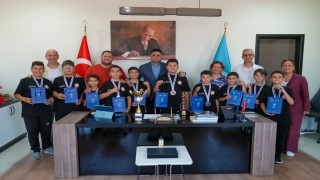 Türkiye üçüncüsü halk oyunları ekibinden Başkan Acara ziyaret