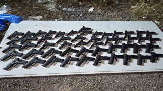 Tuzlada toprağa gömülü kompresör tankında 20 silah ele geçirildi