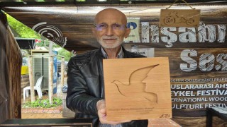 Uçakları bıraktı, ahşaba hayat verdi