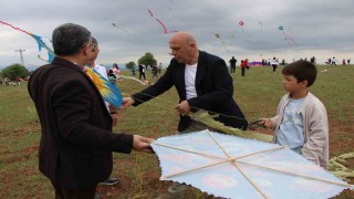 Uçurtması kopunca ağlayan çocuk için yöneticiler seferber oldu