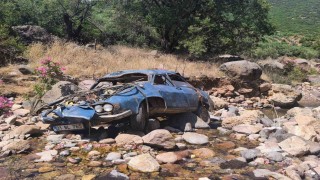 Uçurumdan yuvarlanarak hurdaya dönen otomobilin sürücüsü yaralandı