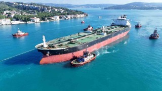 Ukraynanın vurduğu dev tanker İstanbul Boğazından geçirildi