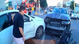 Ümraniyede ilginç kaza: Kırmızı ışıkta geçen araca çarptı, direksiyon başında sigara içmeye devam etti