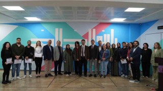 Üniversiteli gençler okul duvarlarını sanatla buluşturdu