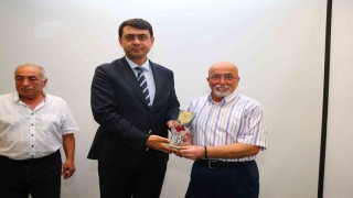 Uşakta kan bağışçılarına plaket taktim edildi