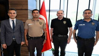 Uşakta örnek davranış sergileyen çarşı ve mahalle bekçisine teşekkür belgesi