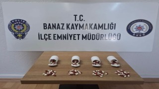 Uşakta polisten kaçan araçtan atılan poşette 197 adet sentetik ecza hapı ele geçirildi